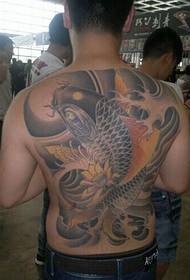 Hermosos calamares llenos de tatuajes en la espalda