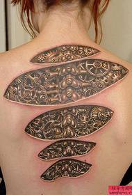Un tatuaje mecánico dominante en la espalda de una bella mujer