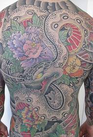 Pilns ar tradicionāliem tetovējumu dizainiem
