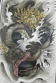 Images de tatouage de serpent au dos en position dominante