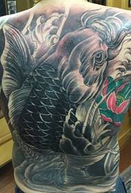 Colorido tatuaje de calamar en la espalda