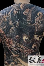 Klasiskais darbs ir pilns ar muguras tetovējumiem