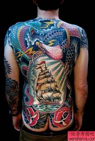 Tattoo-show, advisearje in seilboat-tatoet yn full colour
