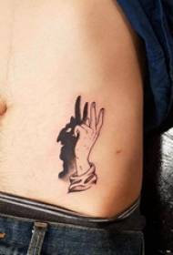 Figliu di tatuu di dito di tatuaggio nantu à u tatuu di tatuatu di dito grisgiu neru
