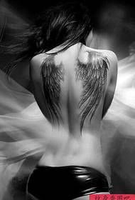 पंख और टैटू के साथ एक महिला