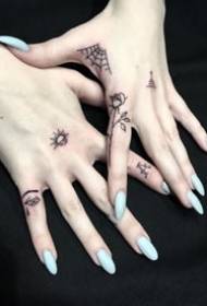 Conjunt creatiu de petits tatuatges a la part posterior de la mà