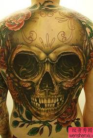 Детали за тетоважа на черепот во боја