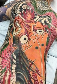 Malowany wzór tatuażu przypominający smoka z pełnym tyłem