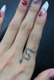 Jolin Tsai Tattoo Picture Miniature Snake Tattoo Picture op Star Finger