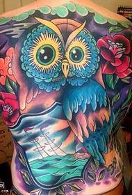 ຮູບແບບ tattoo owl ດ້ານຫລັງທີ່ມີສີສັນ