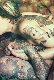 çifte evropiane dhe amerikane puthen me modelin e tatuazheve