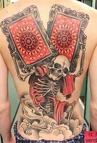 Pilns ar tetovējumiem saistītu radošu triku tetovējumiem