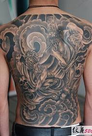 Úplný chrbát klasického čiernobieleho tetovania vzorov nestálosti
