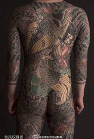 Padrão de tatuagem de tatuagem koi dominador do homem