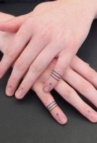 Tatuatge d'anell de dit amb tatuatge de dits prims a la punta dels dits