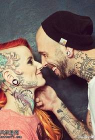 Europeanifti i lumtur evropian dhe amerikan i lumtur duke puthur modelin e tatuazheve