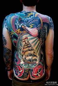 värillinen purjevene tatuointikuvio