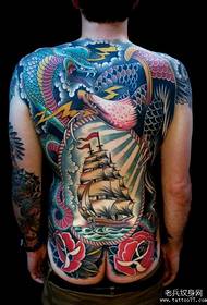 ein farbenreiches Segelboot-Tattoo-Muster