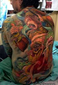 Un tatuaggio tradizionale a predominanza sulla schiena piena di Sun Wukong funziona