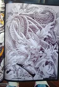 Materiale modello tatuaggio drago schiena piena