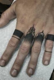 Një grup fotografish të thjeshta tatuazhesh në gishta