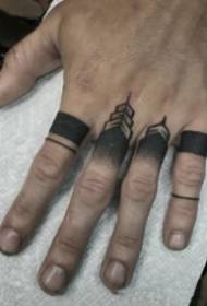 Una serie di semplici piccole immagini del tatuaggio sulle dita