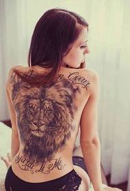 Bellissimo modello tatuato