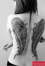 Žena puna tetovaža krila