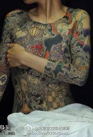 El tatuaje es un patrón de tatuaje en forma de arte