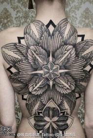 Patrón de tatuaje floral de espalda completa