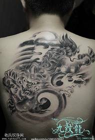 Klassisk dominerende Tang løve tatoveringsmønster