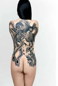 Isang babaeng buong likod na itim at puting phoenix tattoo pattern