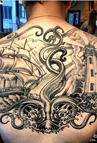 Парэкамендуйце стыльны ўзор татуіроўкі на маяках з кальмарамі, каб усім спадабалася