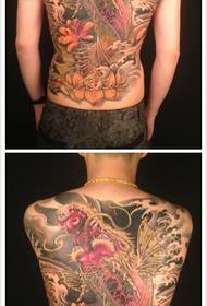 Uomo pieno di modello di tatuaggio calamari schiena piena bello e bello