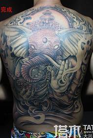 Il tatuaggio del dio con la schiena piena non è completato
