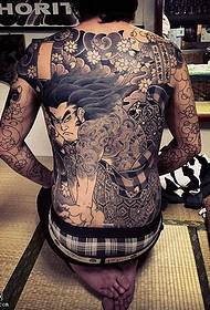 Japanse tatoeëringpatroon van die hele rug van die Japanse totem