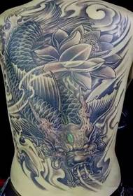 Impresionante tatuaje de espalda completa masculina