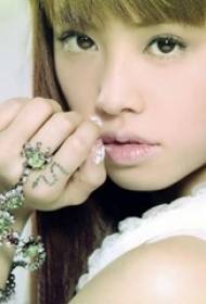 Jolin Tsai Tattoo Picture نجمة الأفعى الوشم صورة على الإصبع الأسود