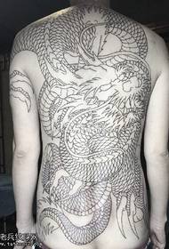 Dominante draak totem tattoo patroon