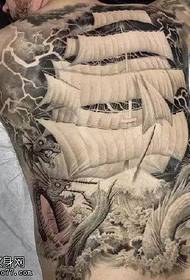 Patrón completo de tatuaxe con tótem de dragón de vela