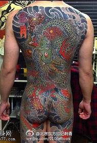 Japansk man som dominerar draken totem tatuering mönster