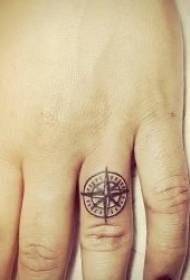 Patró de tatuatge d'anell 10 dits de tons grisos negres amb patrons de tatuatges d'anells petits