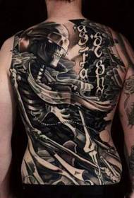 Ang buong likod ng tattoo ng kalalakihan ay nagkakahalaga ng makita