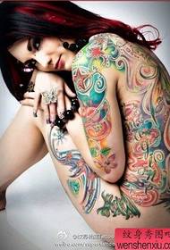 Kvinde farve fuld ryg tatovering fungerer