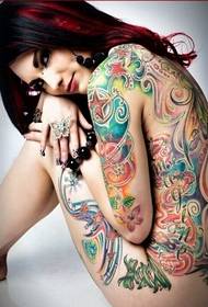 Model i tatuazhit me ngjyra të plota për të shijuar fotografitë