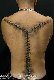 Повнометражний зшитим візерунком татуювання шрам
