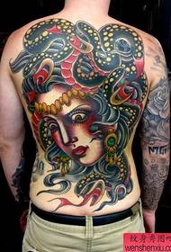 Személyiség tele Medusa tetoválás mintákkal