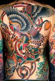 Tradičné farebné tetovanie na chrbte