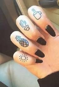 18 tatuaxes nos dedos que se ven xeniais en pequenas tatuaxes