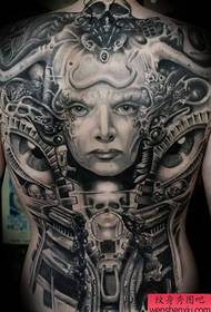 A tetováló show-kép egy teljes hátú személyiség-tetoválás mintát ajánlott